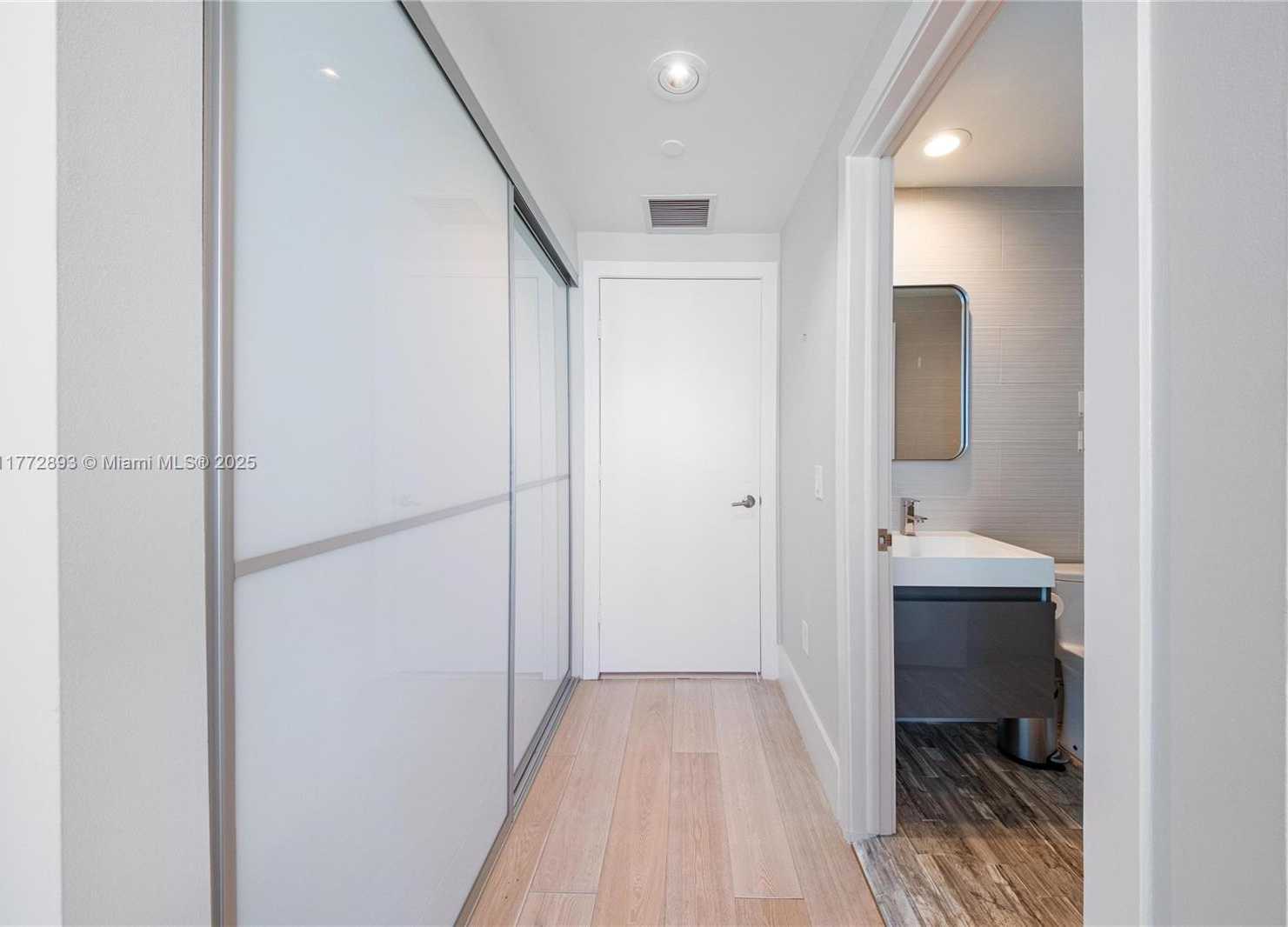 Small Image of Aventura Number 69