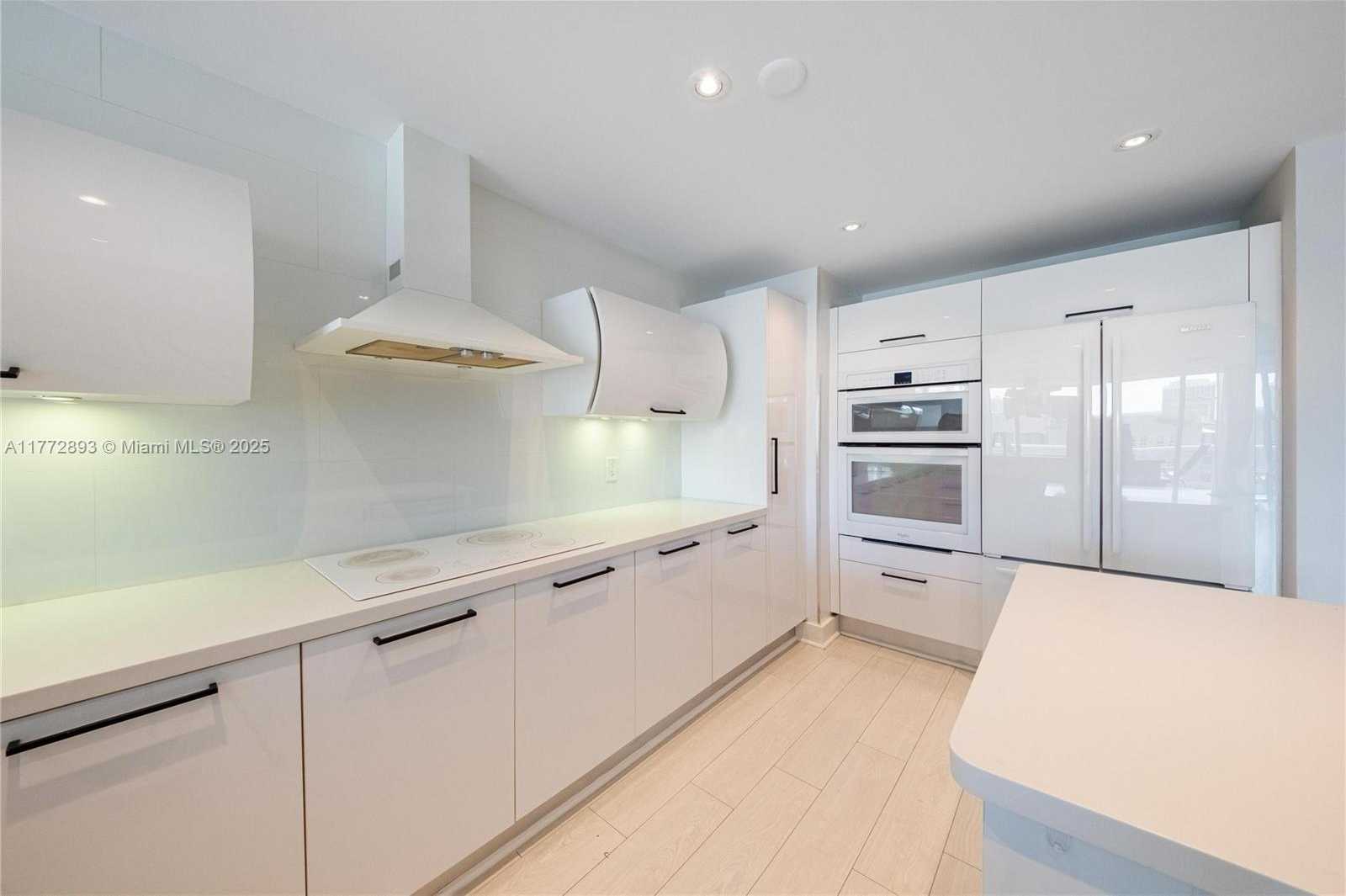 Small Image of Aventura Number 7