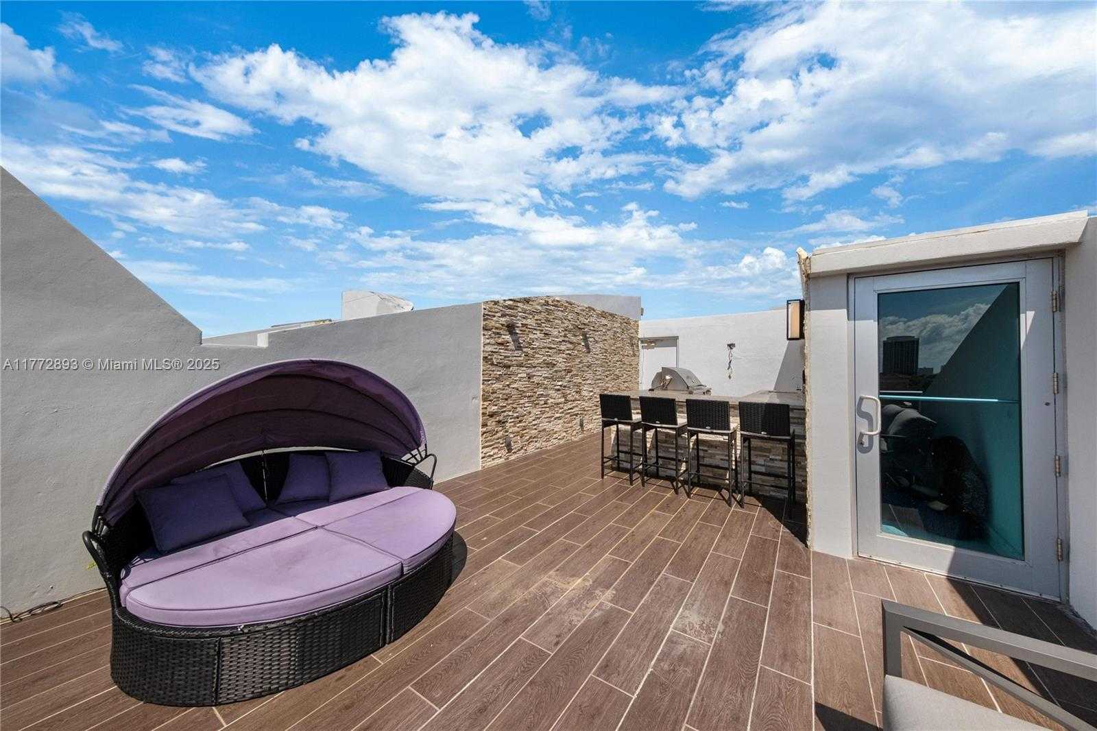 Small Image of Aventura Number 72