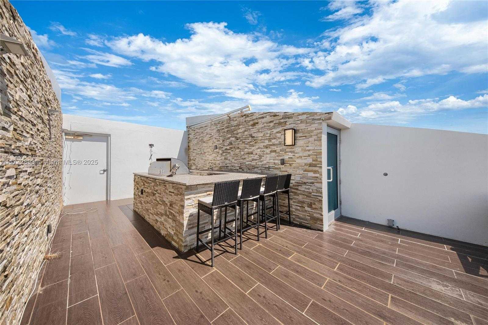 Small Image of Aventura Number 76