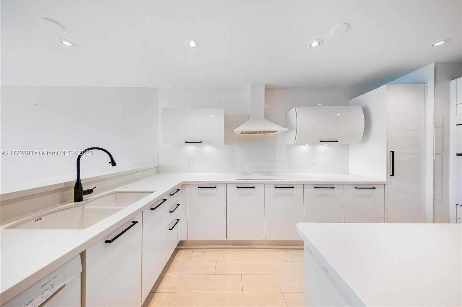 Small Image of Aventura Number 8