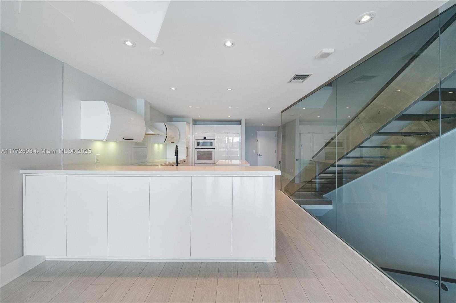 Small Image of Aventura Number 9