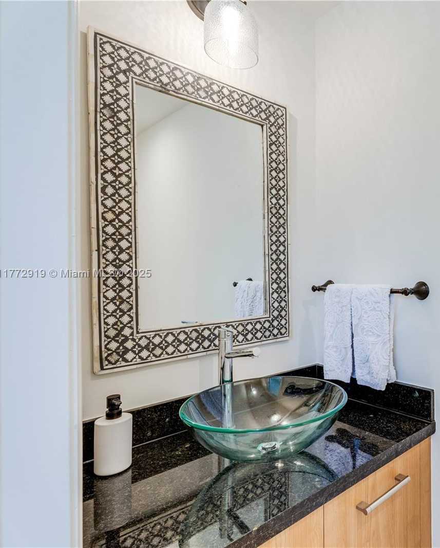 Small Image of 2699 TIGERTAIL AVE #23, Coconut Grove Number 19