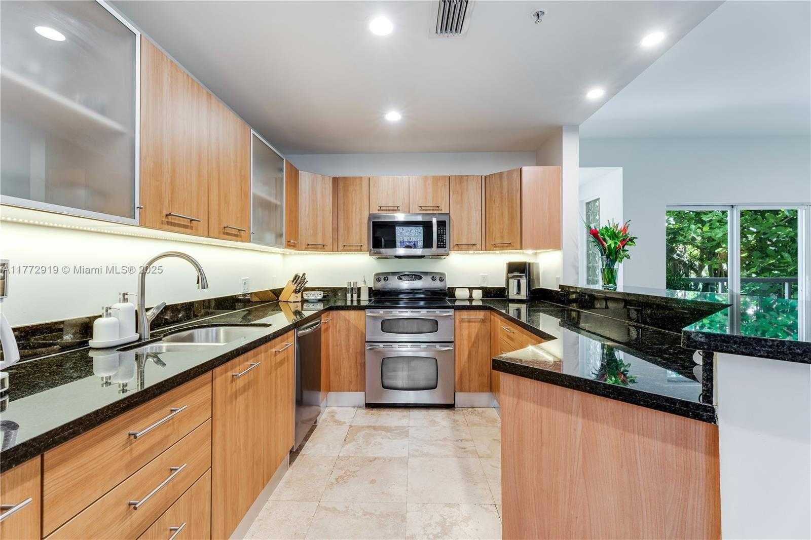 Small Image of 2699 TIGERTAIL AVE #23, Coconut Grove Number 6