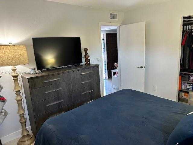 Small Image of 8920 PALM TREE LN #8920, Pembroke Pines Number 27