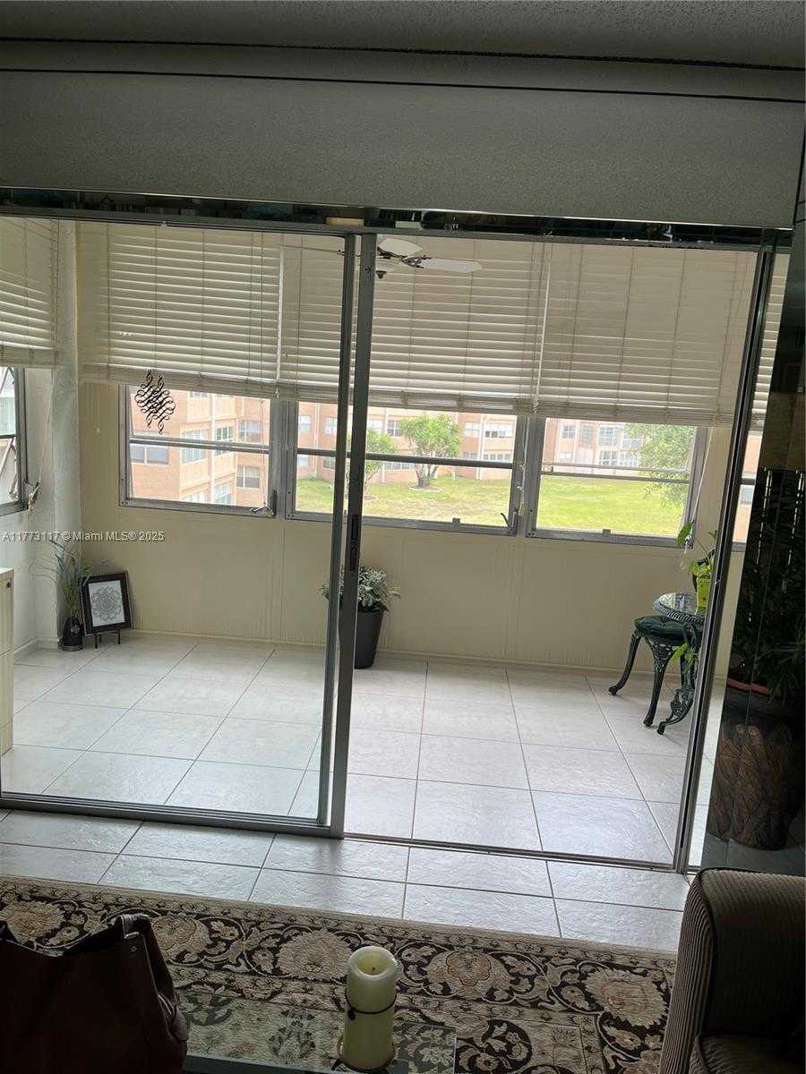 Small Image of 9801 SUNRISE LAKES BLVD #301, Sunrise Number 3