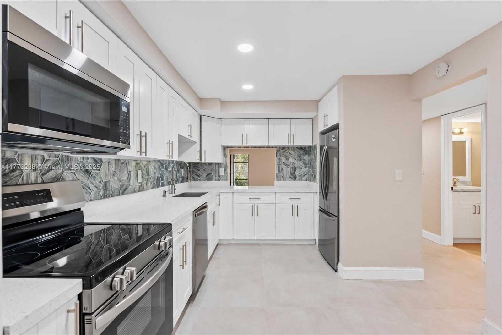Small Image of 6563 RACQUET CLUB DR #124, Lauderhill Number 2