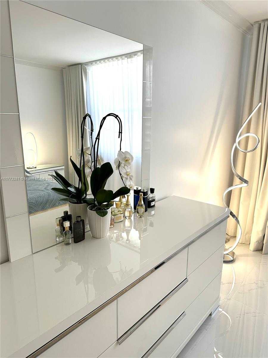 Small Image of 427 GOLDEN ISLES DR #5G, Hallandale Beach Number 22