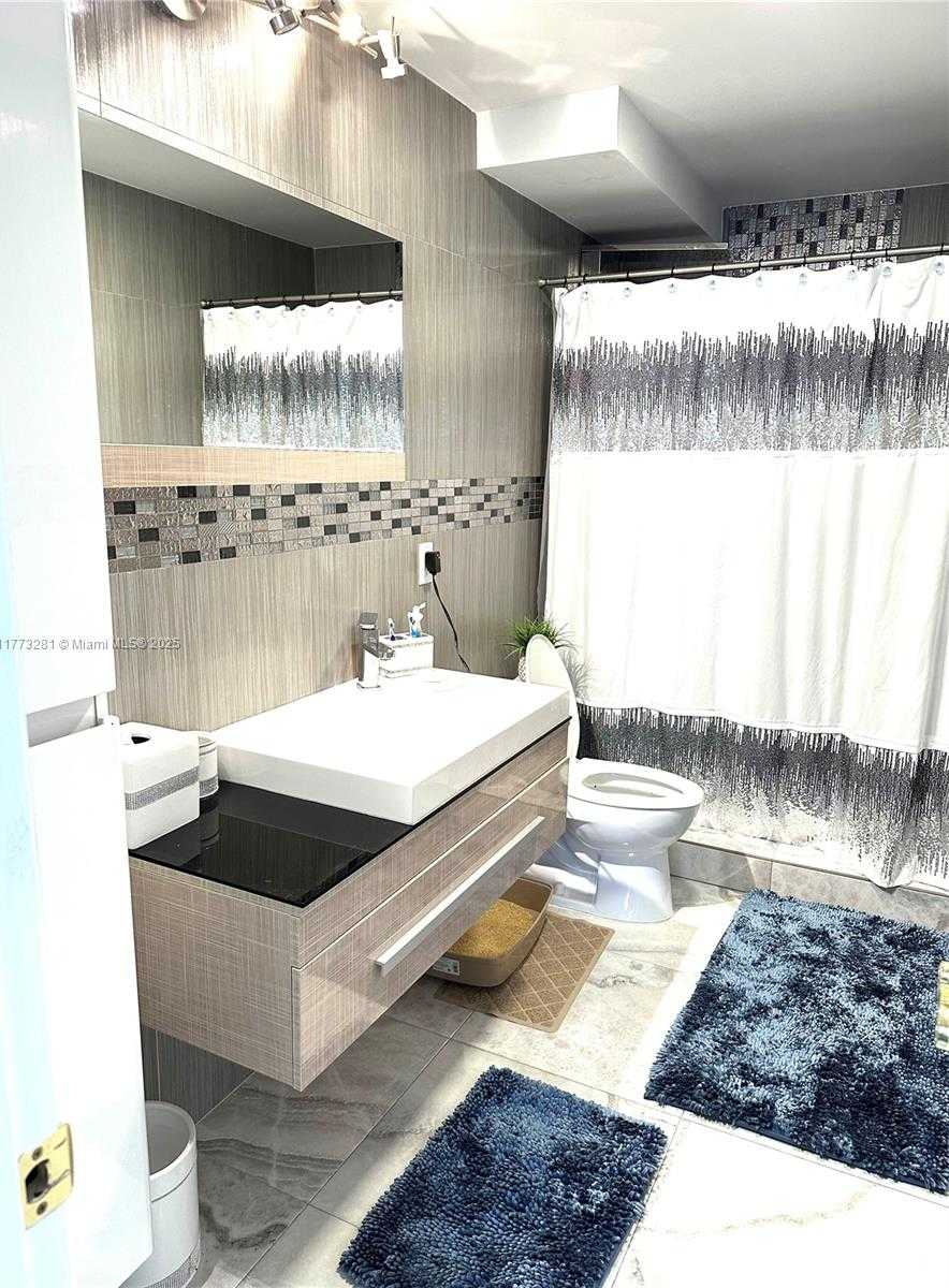 Small Image of 427 GOLDEN ISLES DR #5G, Hallandale Beach Number 23