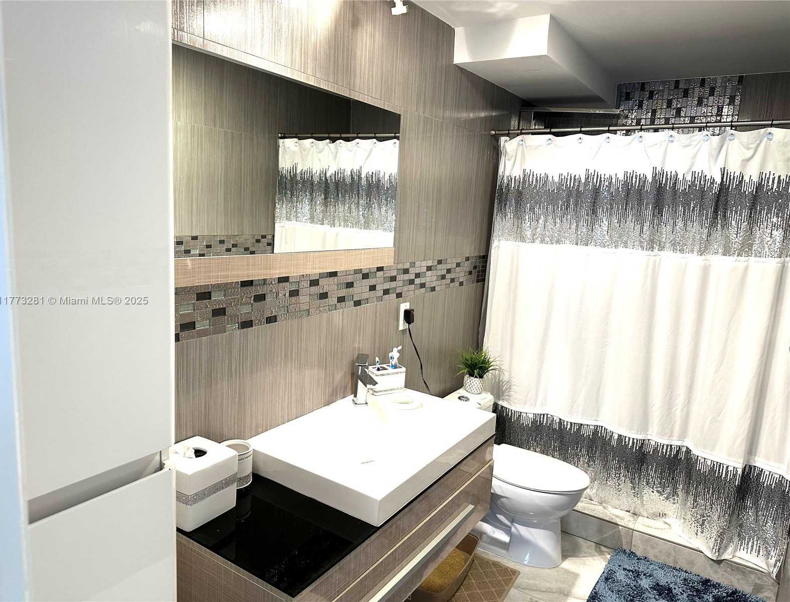 Small Image of 427 GOLDEN ISLES DR #5G, Hallandale Beach Number 24