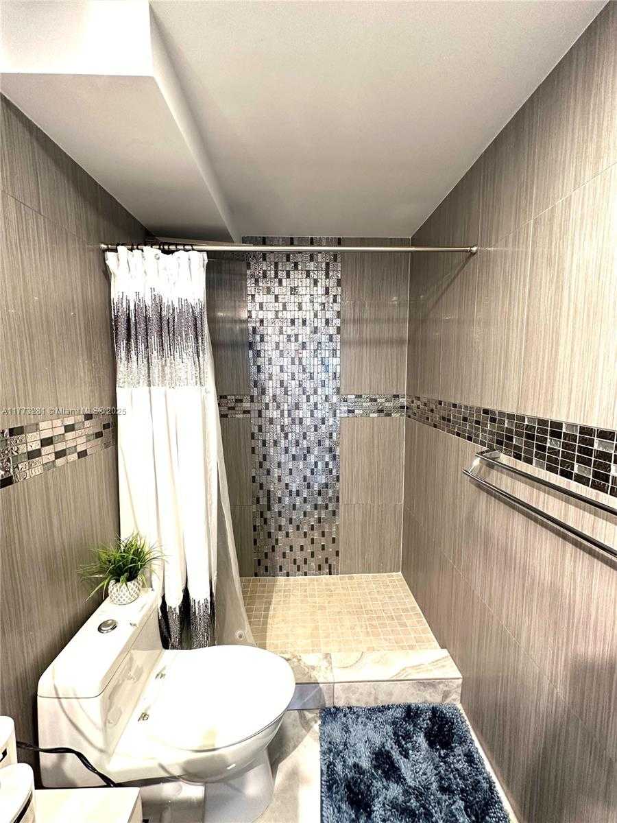 Small Image of 427 GOLDEN ISLES DR #5G, Hallandale Beach Number 25