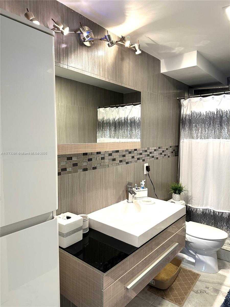 Small Image of 427 GOLDEN ISLES DR #5G, Hallandale Beach Number 26