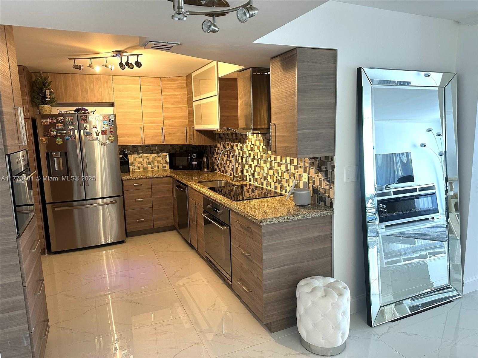Small Image of 427 GOLDEN ISLES DR #5G, Hallandale Beach Number 3