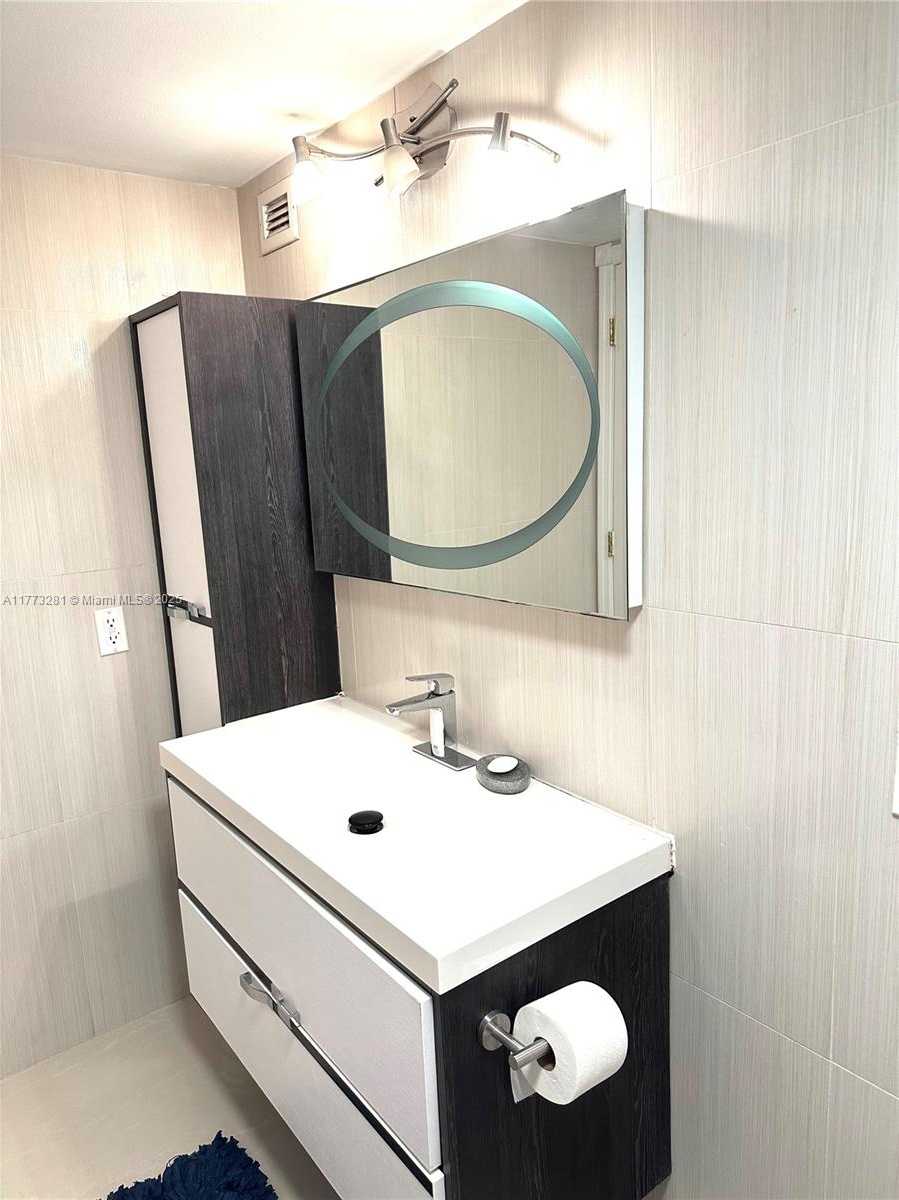 Small Image of 427 GOLDEN ISLES DR #5G, Hallandale Beach Number 34