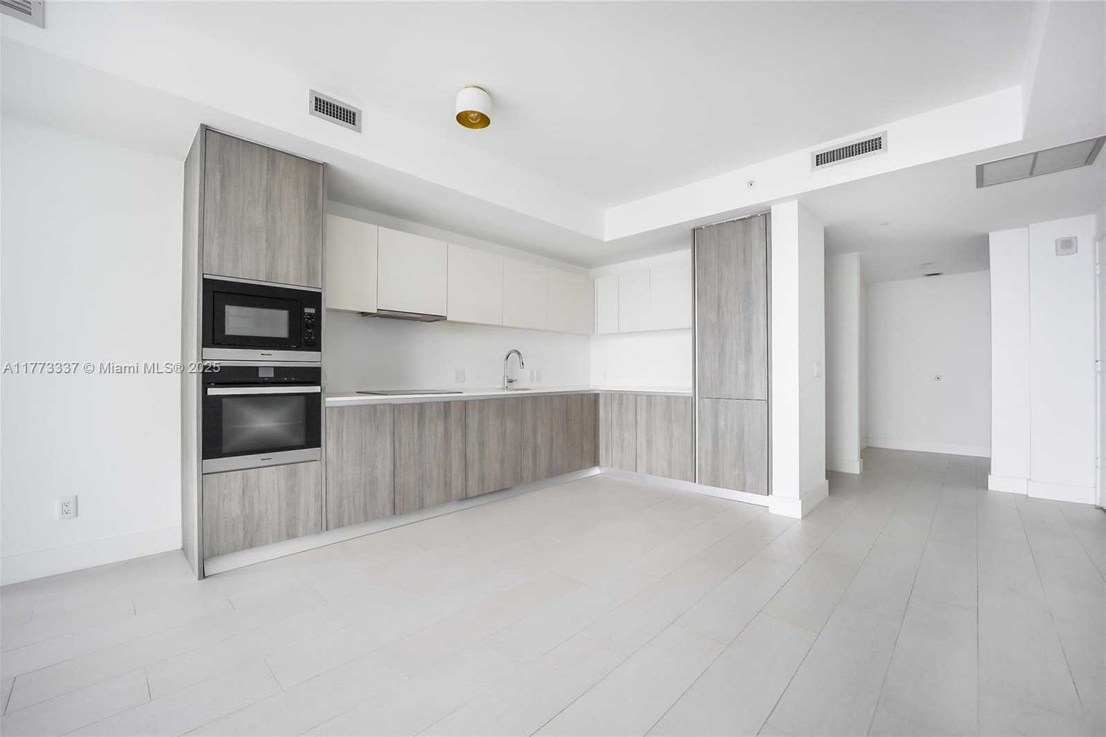 Small Image of 2900 NE 7th Ave, Miami, FL 33137, USA Number 8