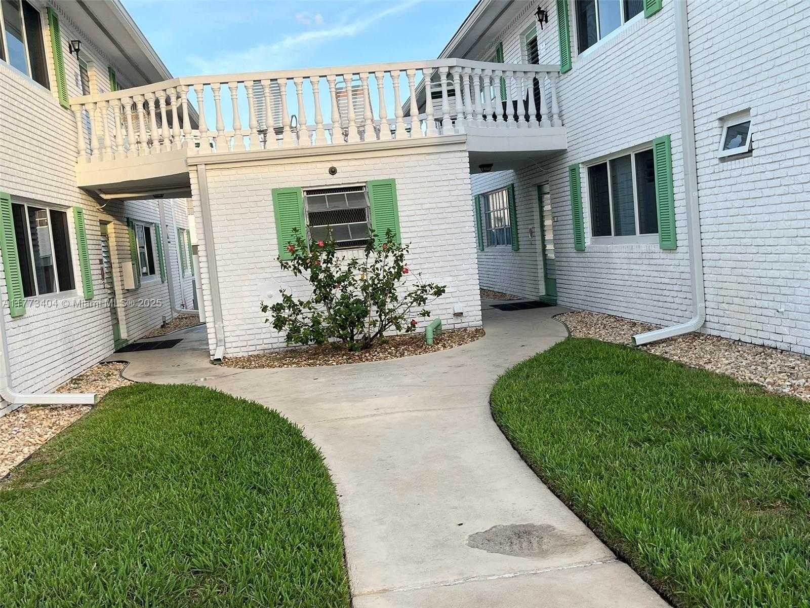 Small Image of 1821 NE 62nd St, Fort Lauderdale, FL 33308, USA Number 2