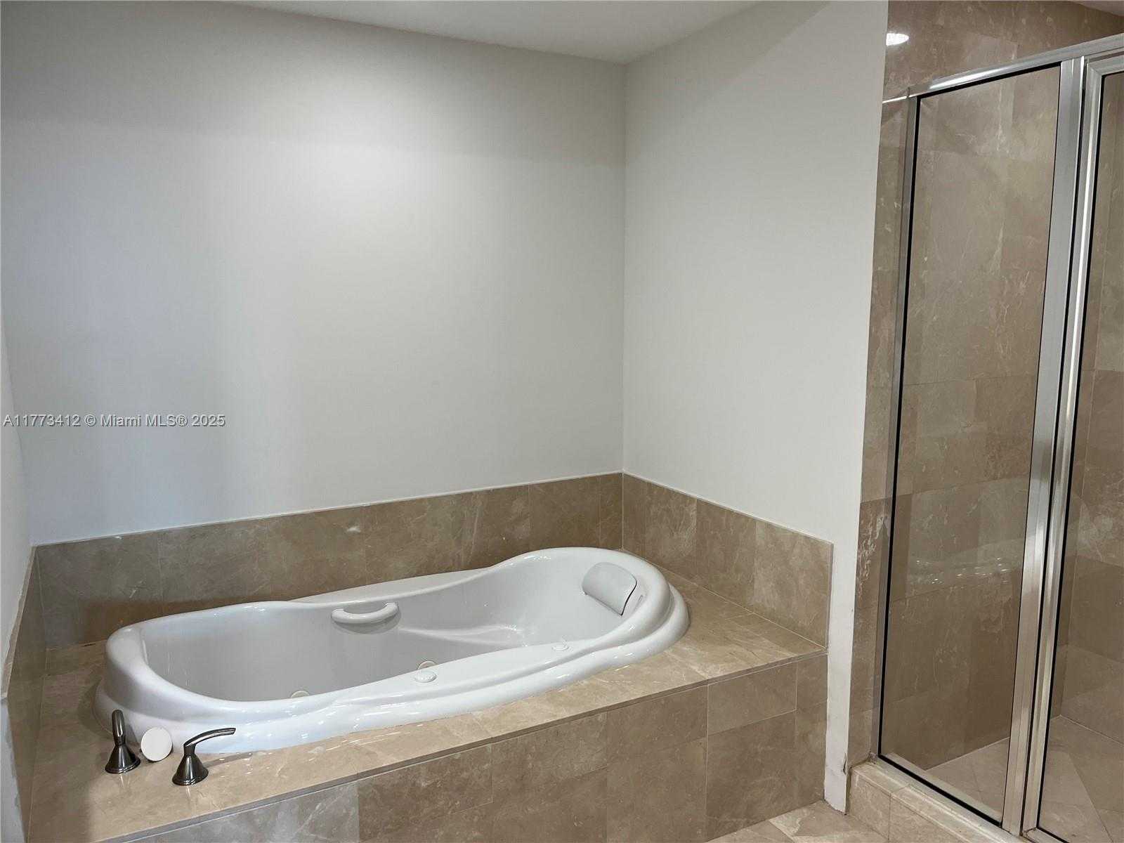 Small Image of 14951 ROYAL OAKS LN #2206, North Miami Number 11