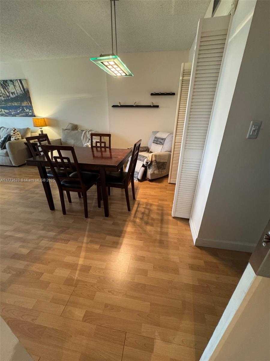 Small Image of 4330 HILLCREST DR #304, Hollywood Number 12