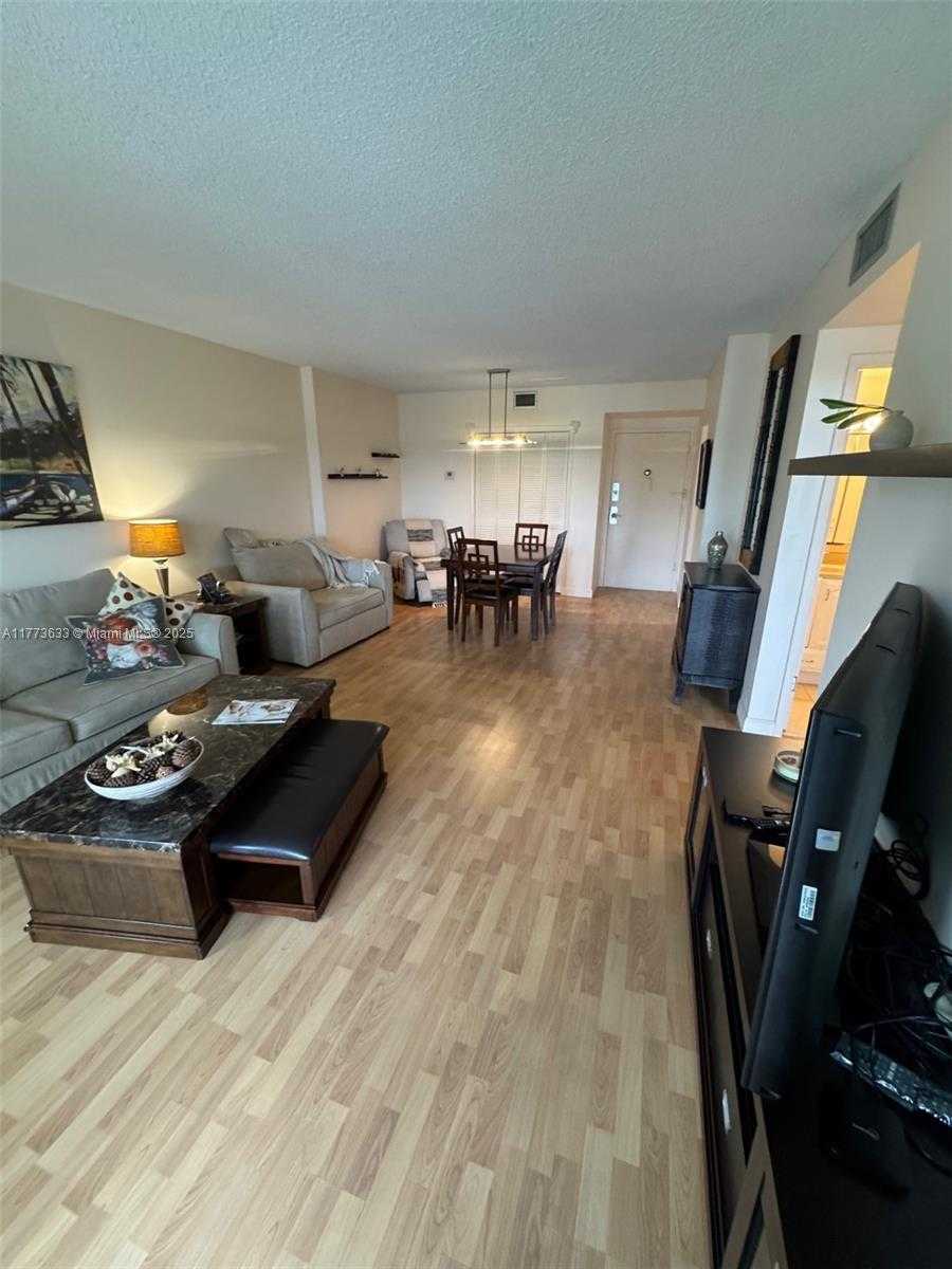 Small Image of 4330 HILLCREST DR #304, Hollywood Number 14