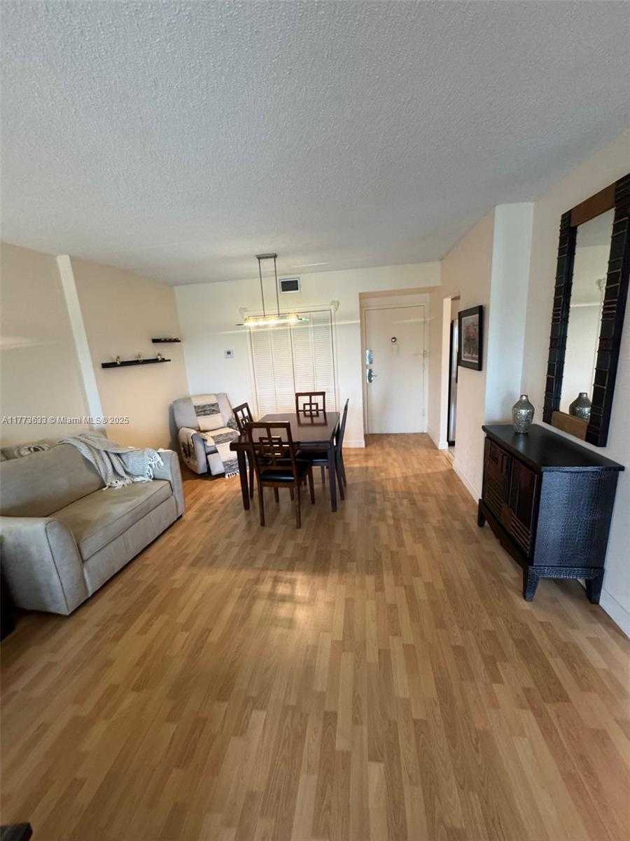 Small Image of 4330 HILLCREST DR #304, Hollywood Number 15