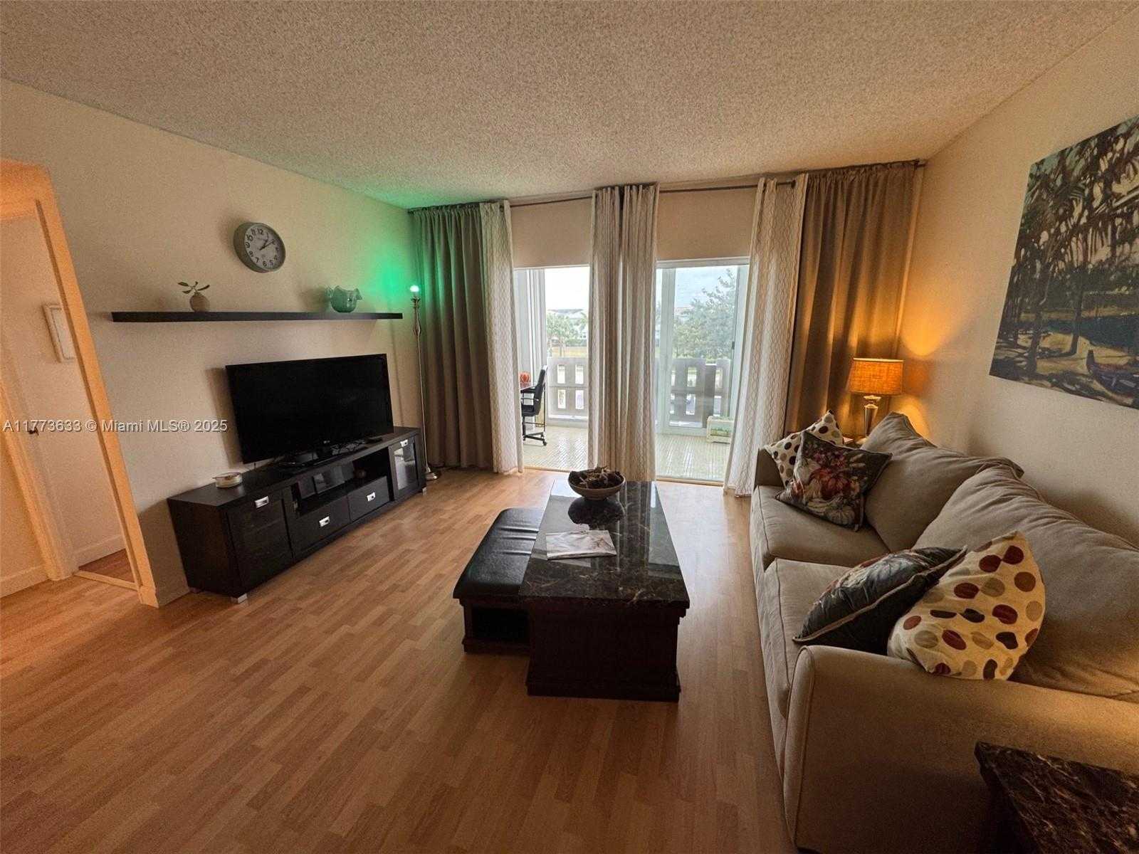 Small Image of 4330 HILLCREST DR #304, Hollywood Number 16