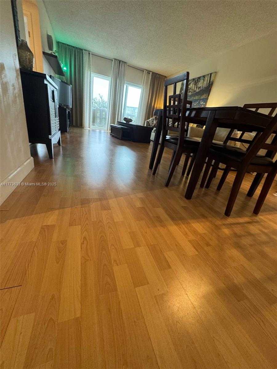 Small Image of 4330 HILLCREST DR #304, Hollywood Number 17