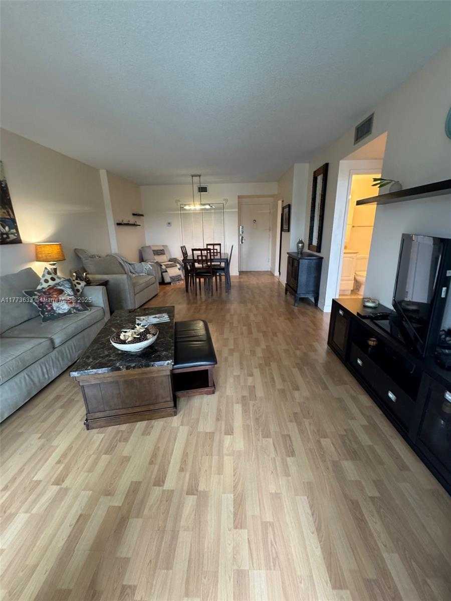 Small Image of 4330 HILLCREST DR #304, Hollywood Number 18