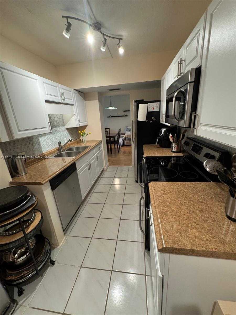 Small Image of 4330 HILLCREST DR #304, Hollywood Number 2