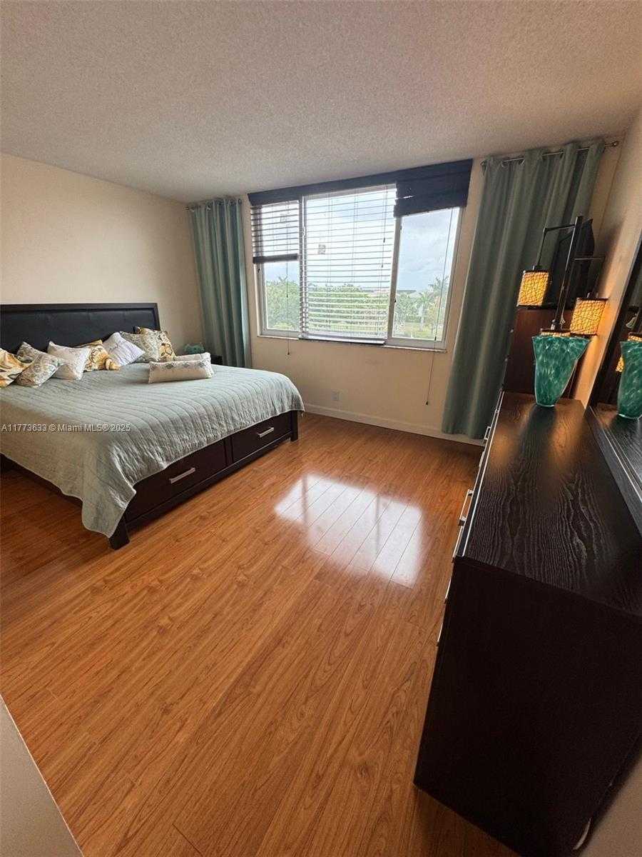Small Image of 4330 HILLCREST DR #304, Hollywood Number 20
