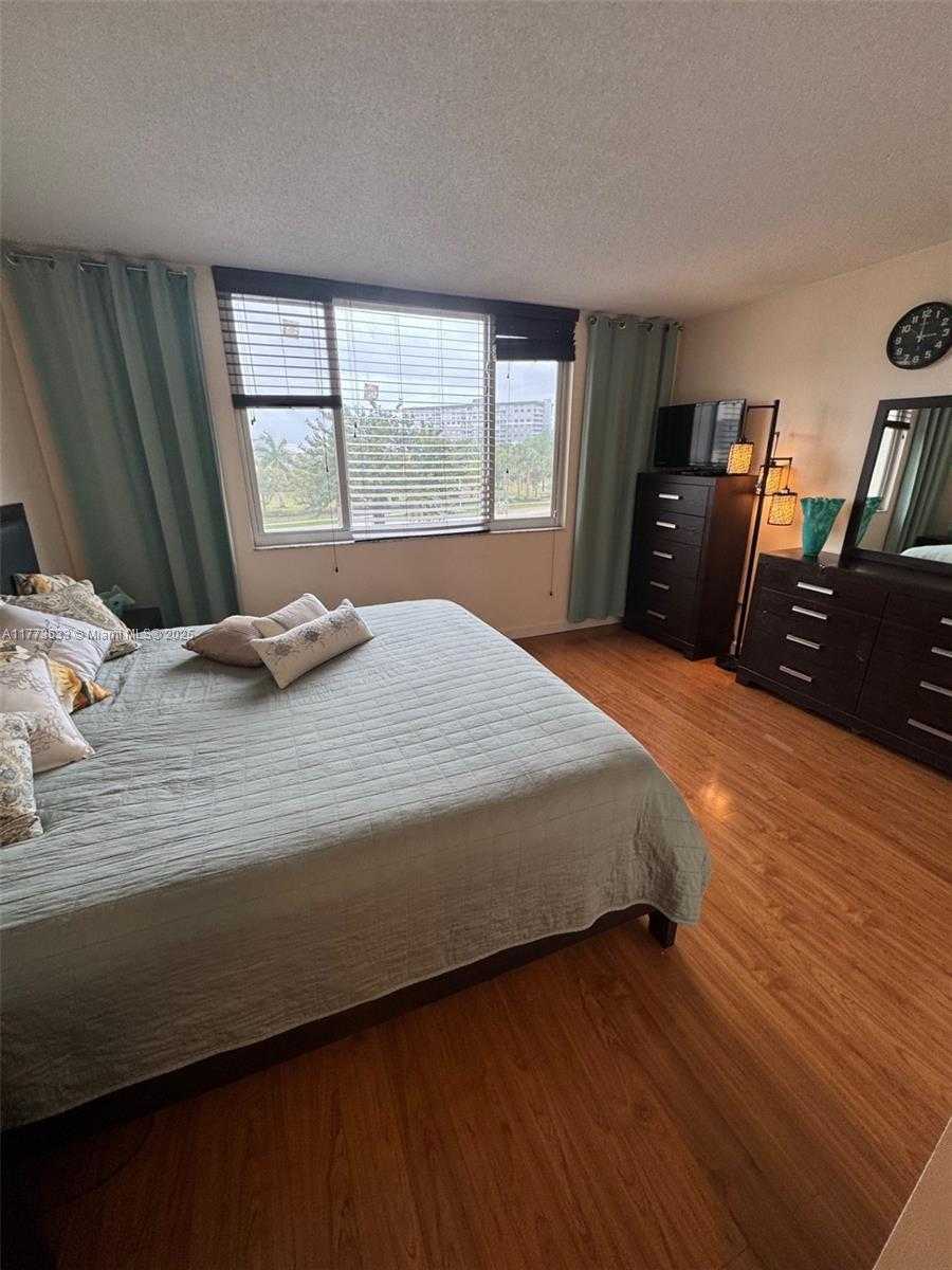 Small Image of 4330 HILLCREST DR #304, Hollywood Number 21