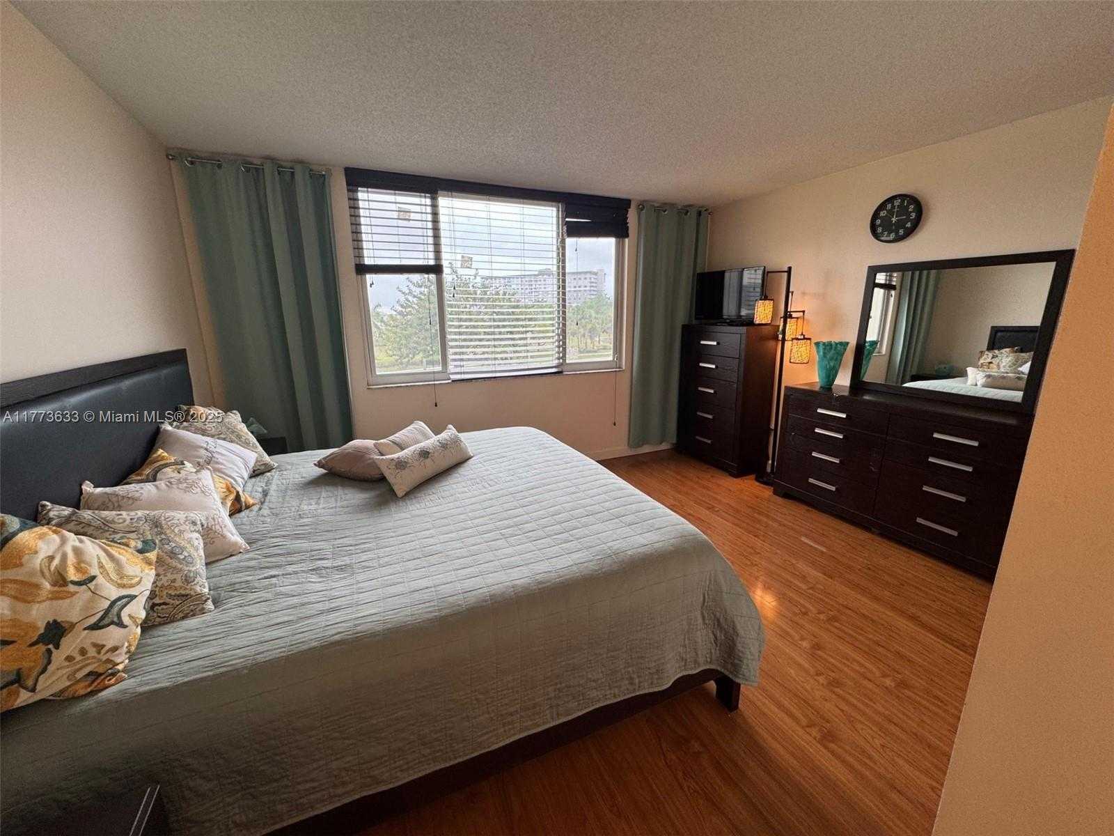 Small Image of 4330 HILLCREST DR #304, Hollywood Number 22