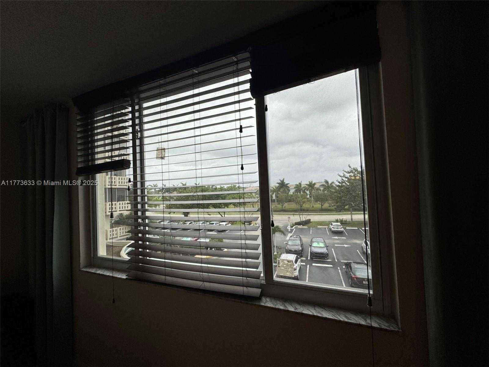 Small Image of 4330 HILLCREST DR #304, Hollywood Number 23