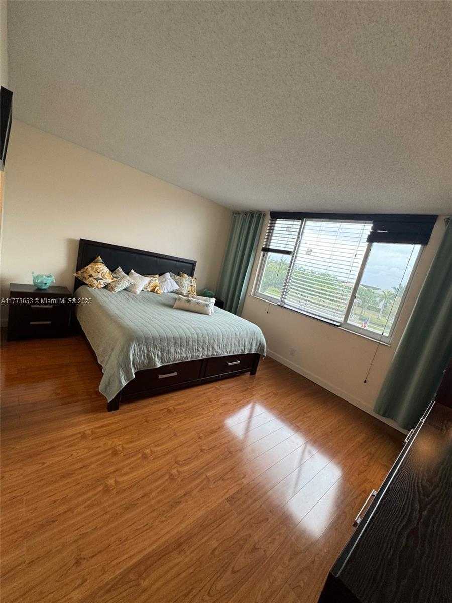 Small Image of 4330 HILLCREST DR #304, Hollywood Number 24