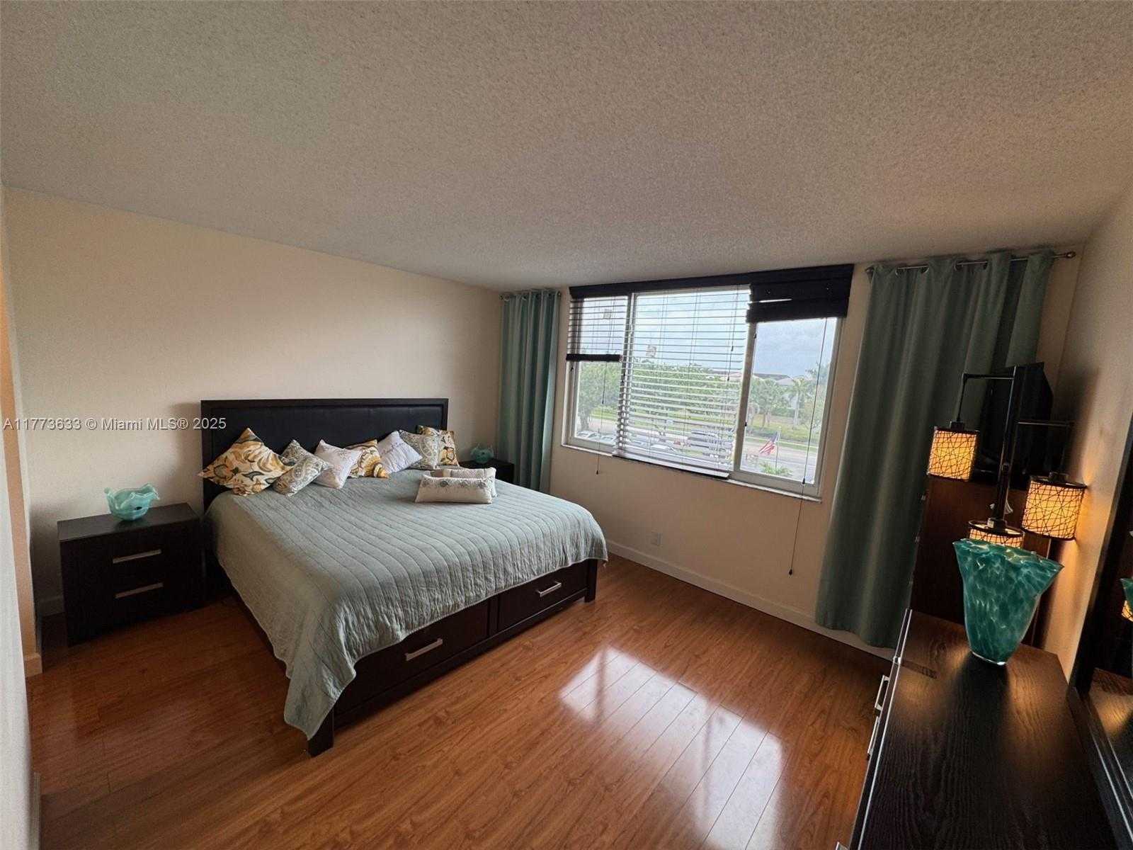 Small Image of 4330 HILLCREST DR #304, Hollywood Number 25