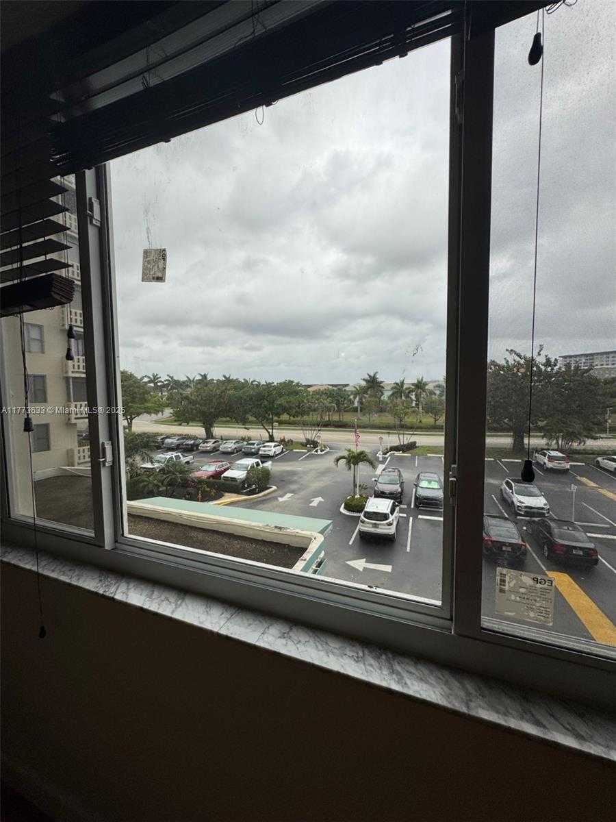 Small Image of 4330 HILLCREST DR #304, Hollywood Number 26