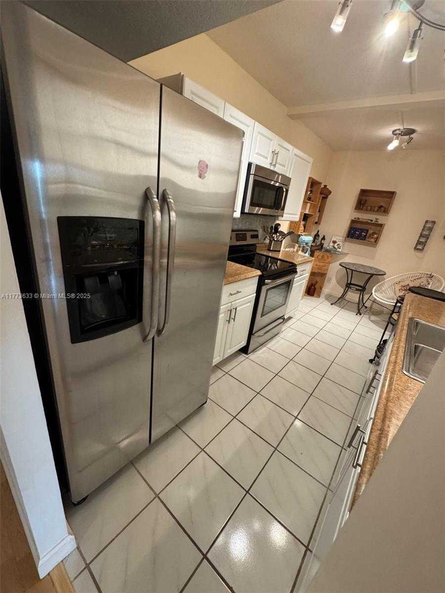 Small Image of 4330 HILLCREST DR #304, Hollywood Number 3