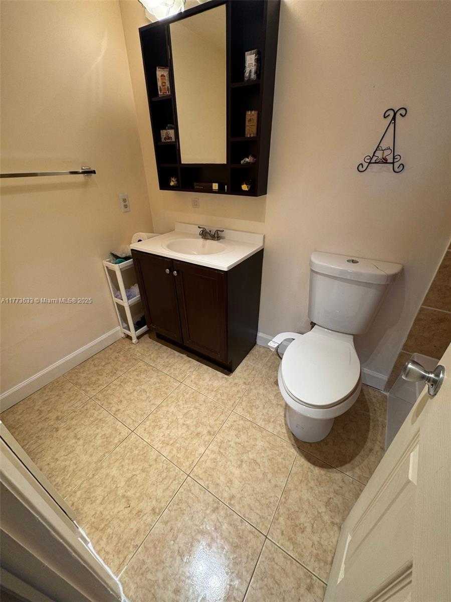 Small Image of 4330 HILLCREST DR #304, Hollywood Number 30