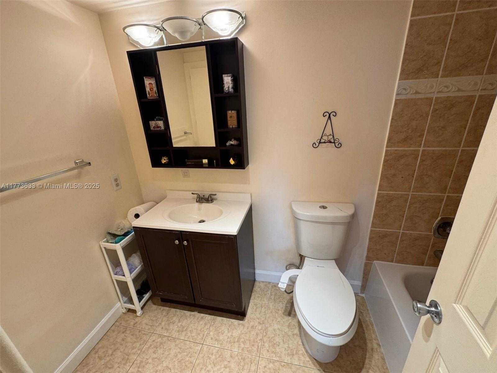 Small Image of 4330 HILLCREST DR #304, Hollywood Number 31