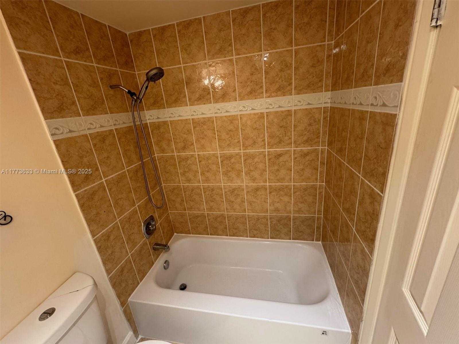 Small Image of 4330 HILLCREST DR #304, Hollywood Number 32