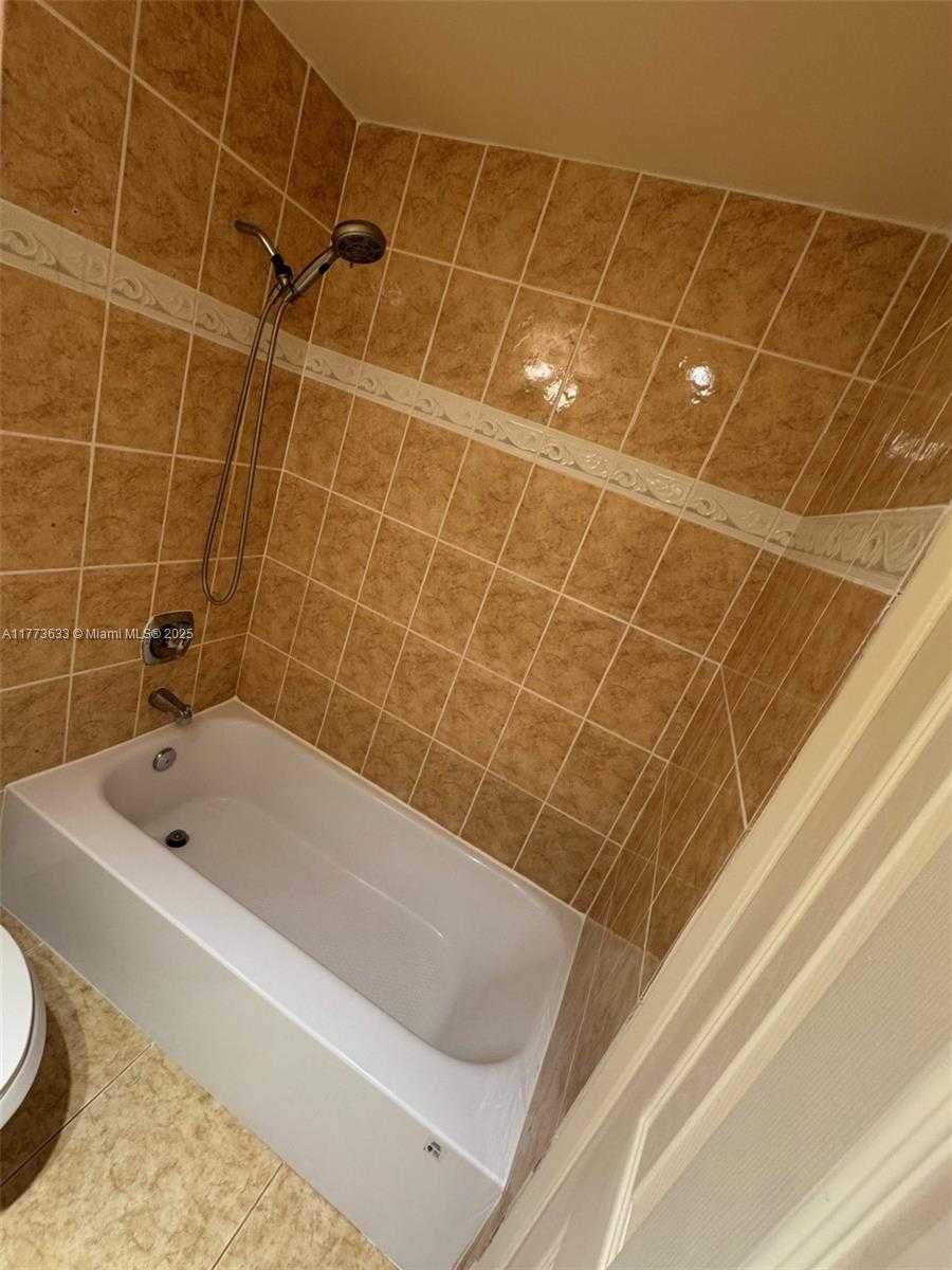 Small Image of 4330 HILLCREST DR #304, Hollywood Number 33