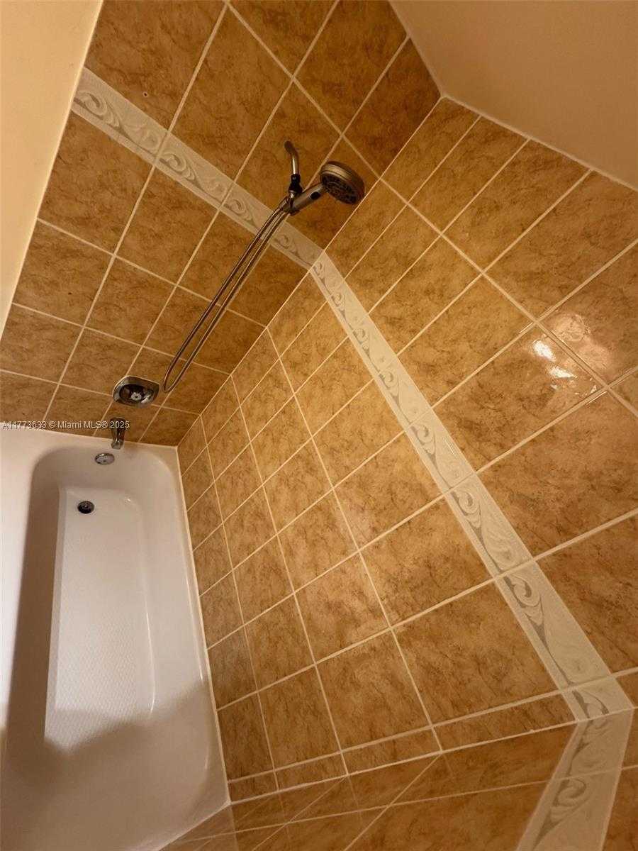 Small Image of 4330 HILLCREST DR #304, Hollywood Number 34