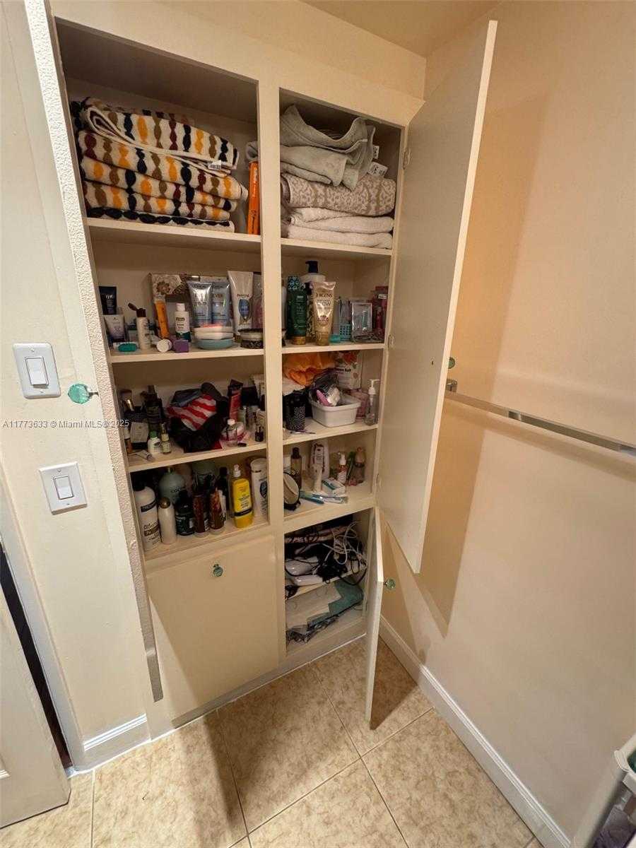 Small Image of 4330 HILLCREST DR #304, Hollywood Number 35