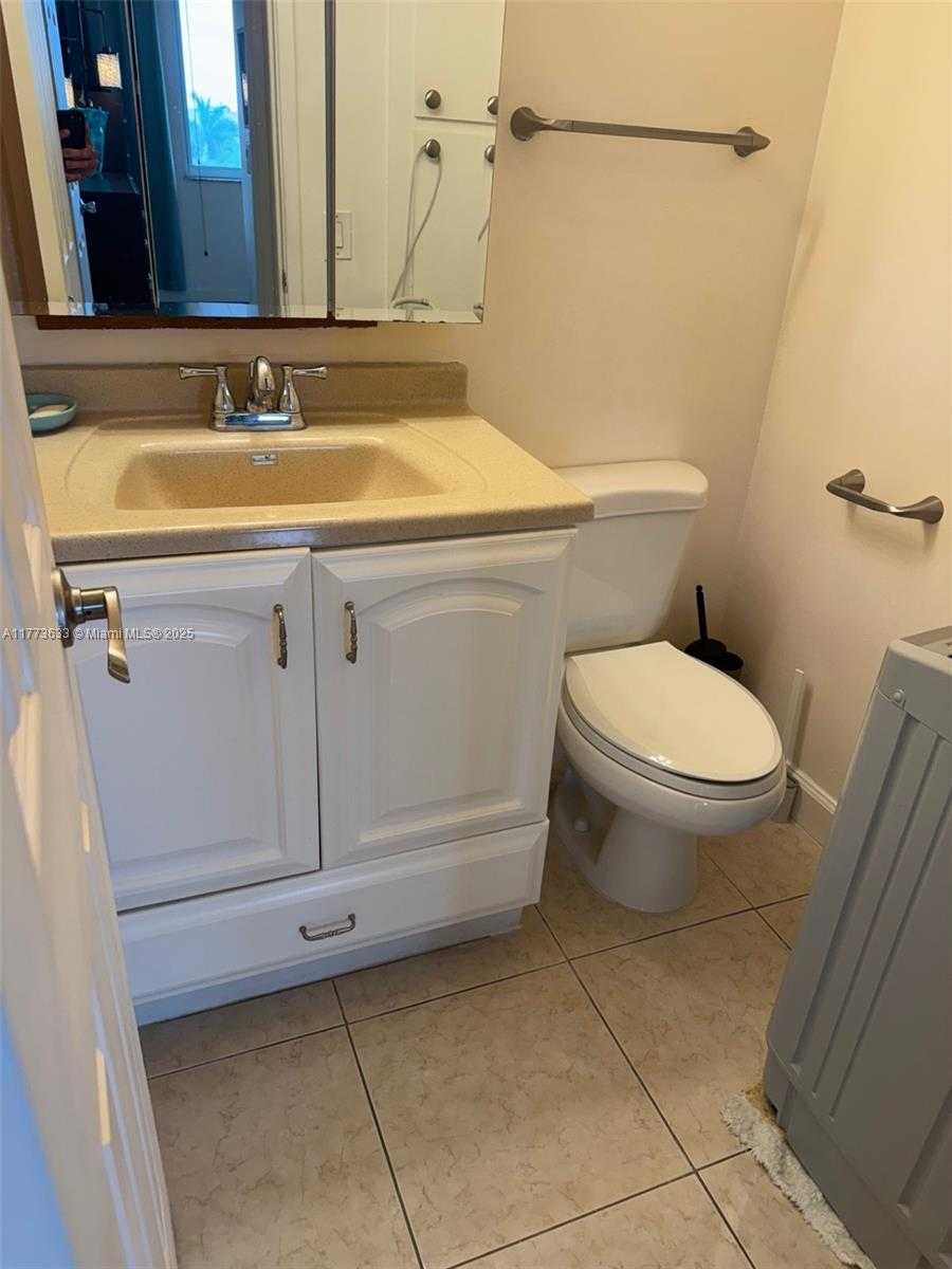 Small Image of 4330 HILLCREST DR #304, Hollywood Number 36