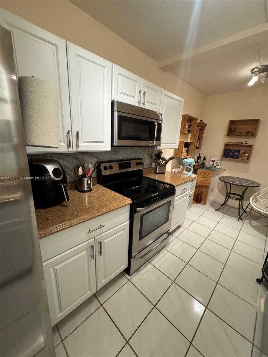 Small Image of 4330 HILLCREST DR #304, Hollywood Number 4