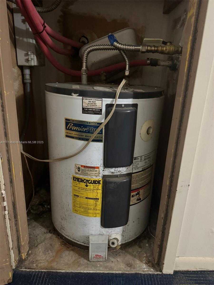 Small Image of 4330 HILLCREST DR #304, Hollywood Number 42