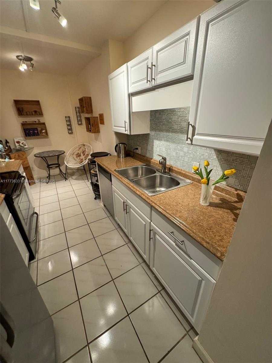 Small Image of 4330 HILLCREST DR #304, Hollywood Number 5