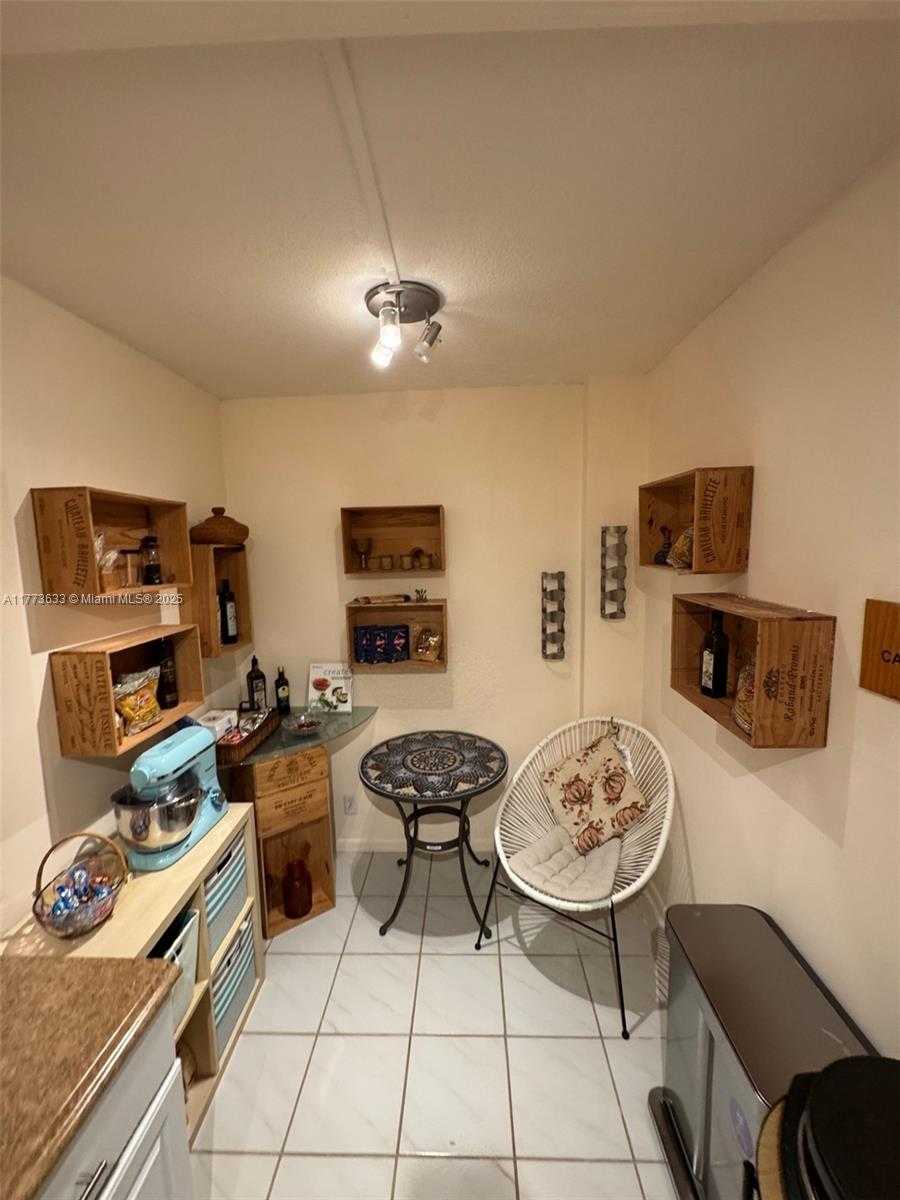 Small Image of 4330 HILLCREST DR #304, Hollywood Number 6