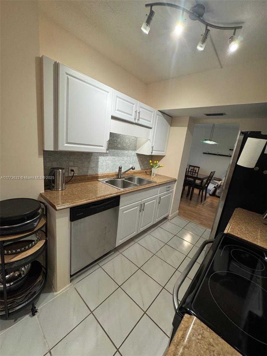 Small Image of 4330 HILLCREST DR #304, Hollywood Number 7