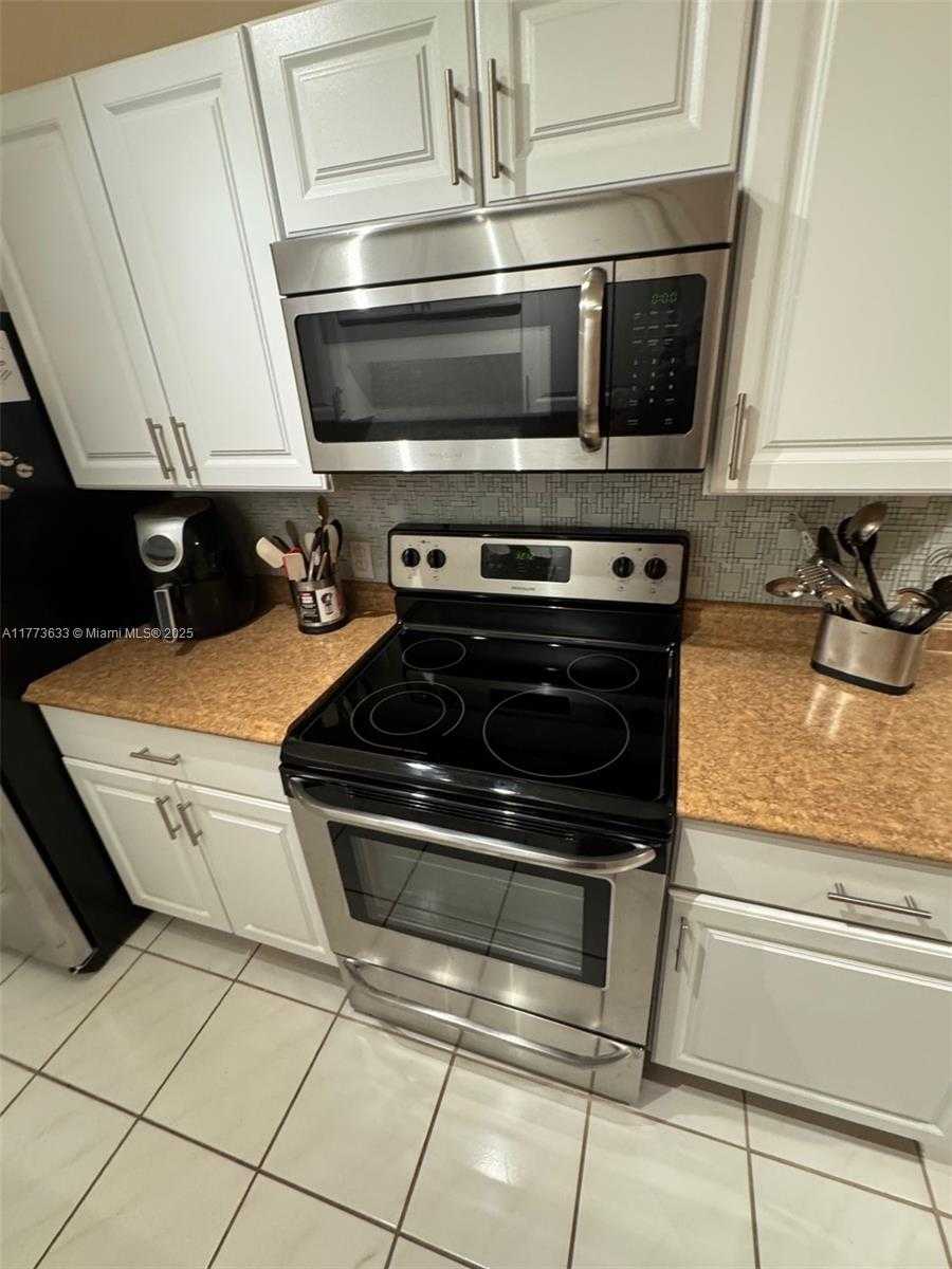 Small Image of 4330 HILLCREST DR #304, Hollywood Number 9