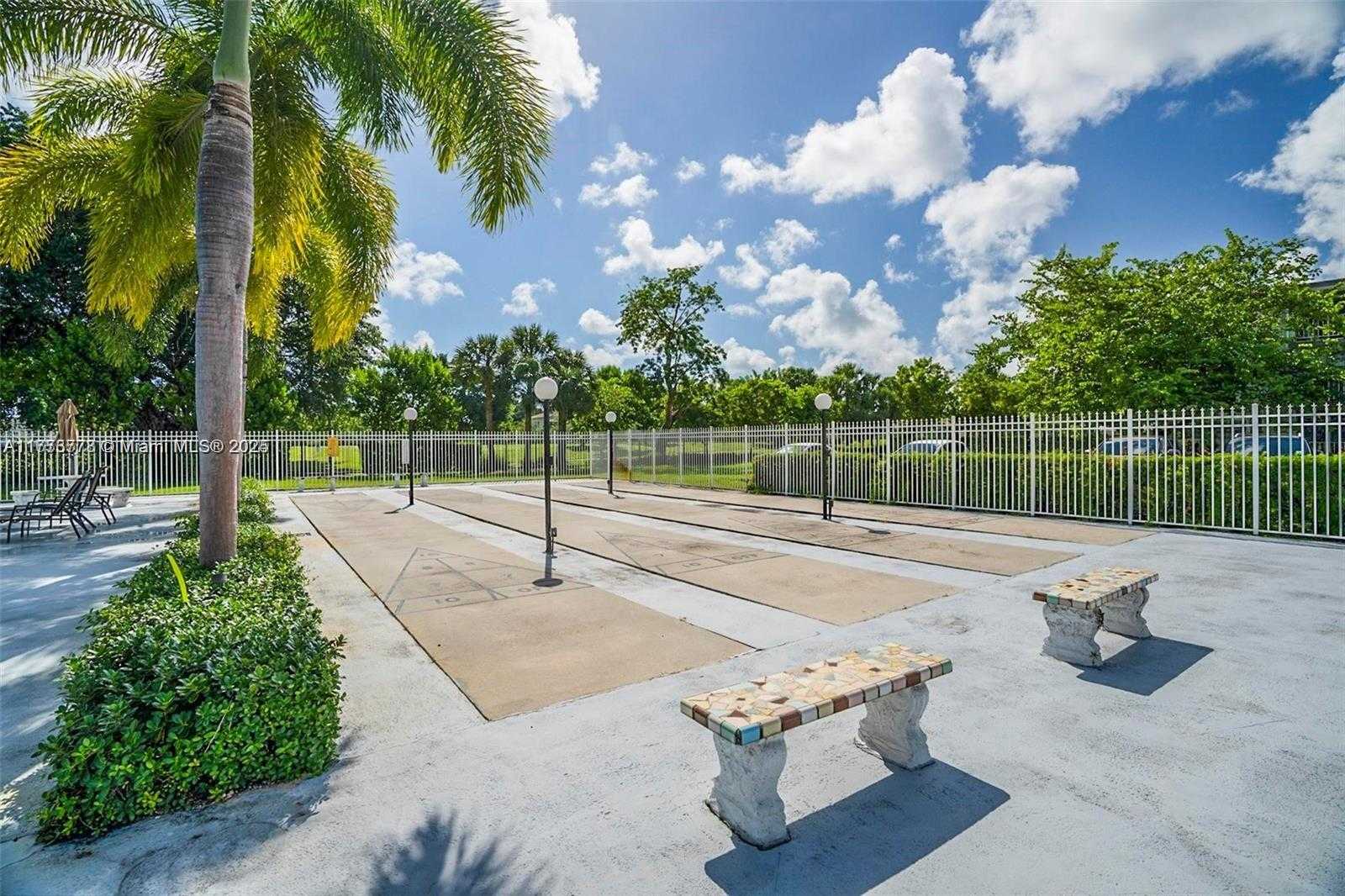 Small Image of 1201 HILLCREST CT #204, Hollywood Number 25